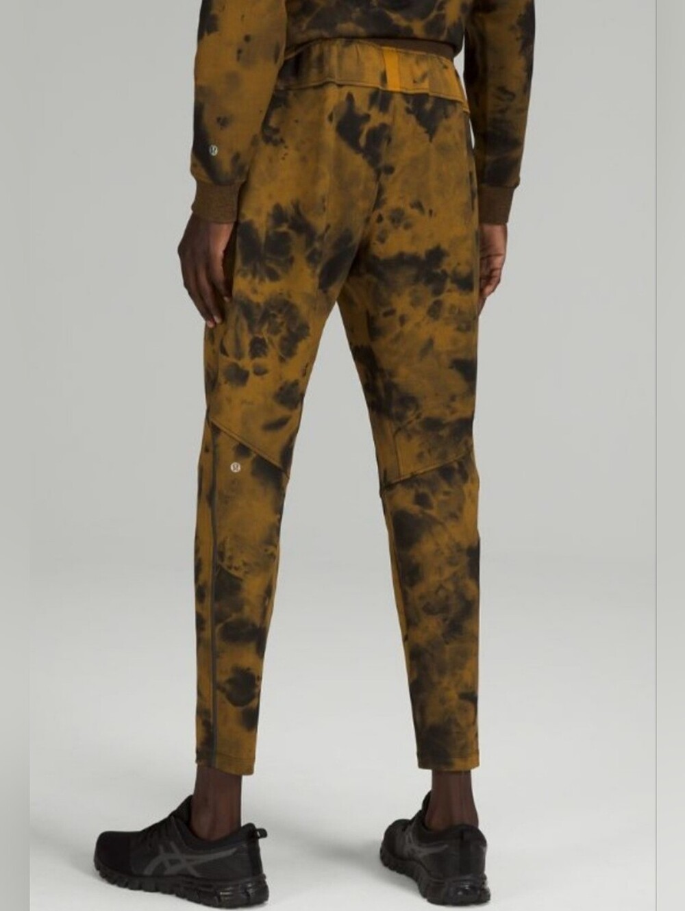 Lululemon Textured Tech Pant In Diamond Dye Gold Spice Black Size M